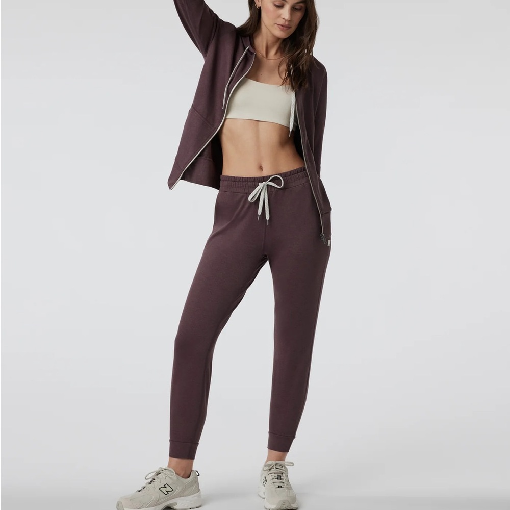 Vuori Performance Dreamknit Jogger in Elderberry Heather, size M